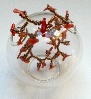 Regula Maria Müller, 'Fraisenkette' 2015 - geblazen glazen bol,

daarin borduursels van glaskralen [...]
PHŒBUS•Rotterdam